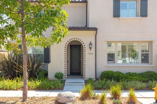 Building Photo - Stunning Modern 4 Bedroom Home in Gated Ra...