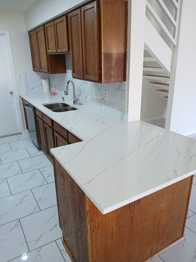 Building Photo - 6103 Linnhaven Dr