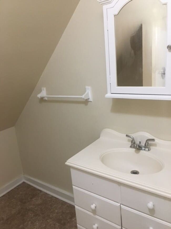 Building Photo - 3 or 15 month lease .Walk to Woodland Park...