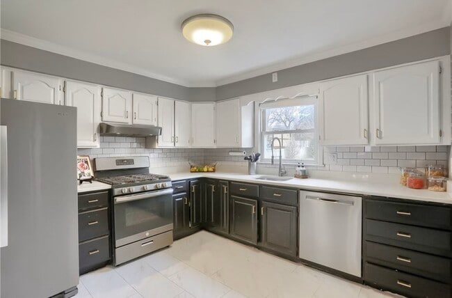 Building Photo - 404 Baker Dr