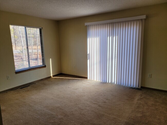 Living Room - 1626 Davis Creek Rd