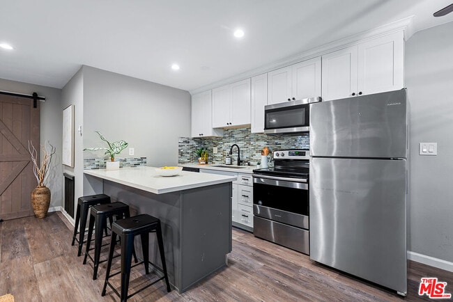 Building Photo - 11645 Montana Ave