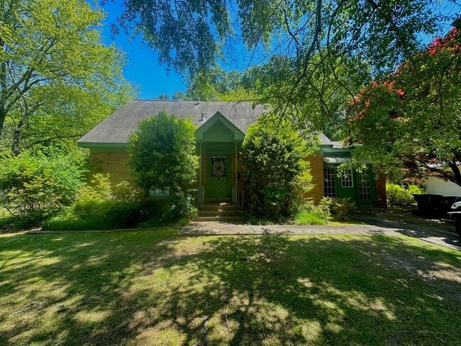Building Photo - Southside Auburn Cottage