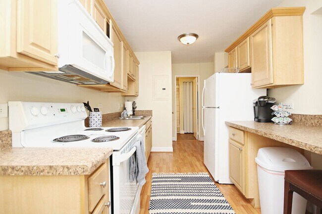 Foto del edificio - Student-Friendly 1800 JPA Garden Apartment...