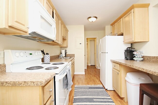 Building Photo - Student-Friendly 1800 JPA Garden Apartment...