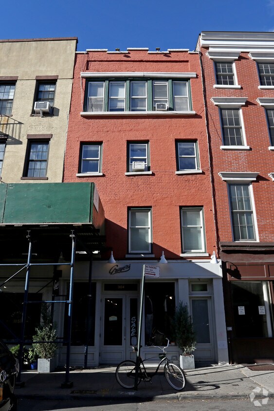 Building Photo - 304 Bleecker St