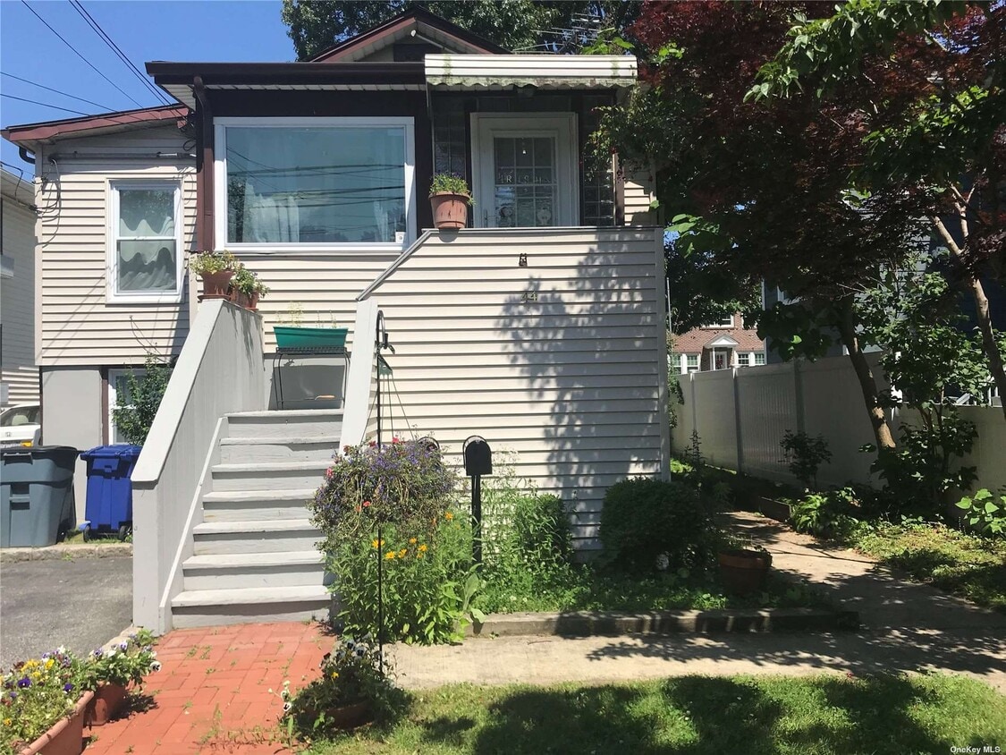 44 Graywood Rd Unit 2nd fl, Port Washington, NY 11050 Room for Rent