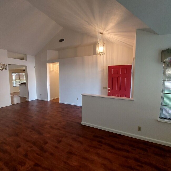 Foto del edificio - Nice 3bed and 2 bath home; excellent Roseville location