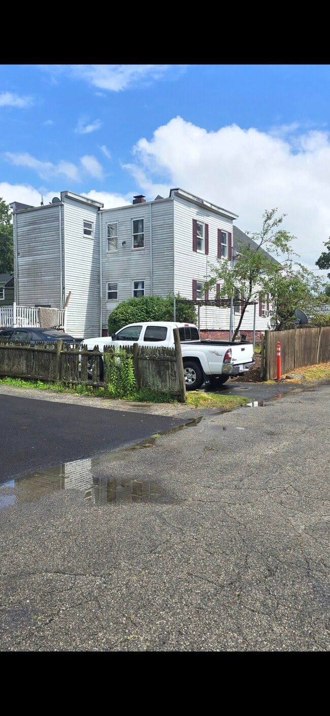 Building Photo - 41 Carleton Ave