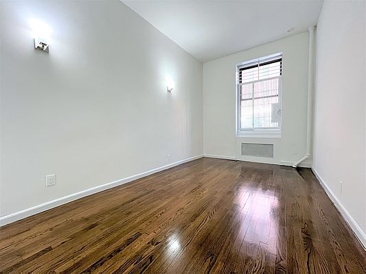 Foto del edificio - 228 E 89th St