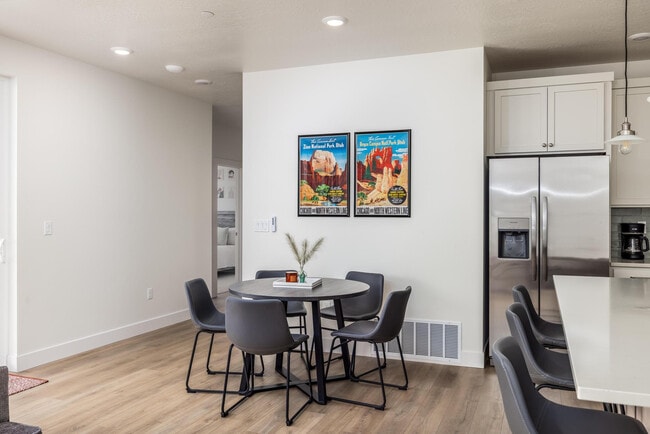 Building Photo - Desert Color Condo