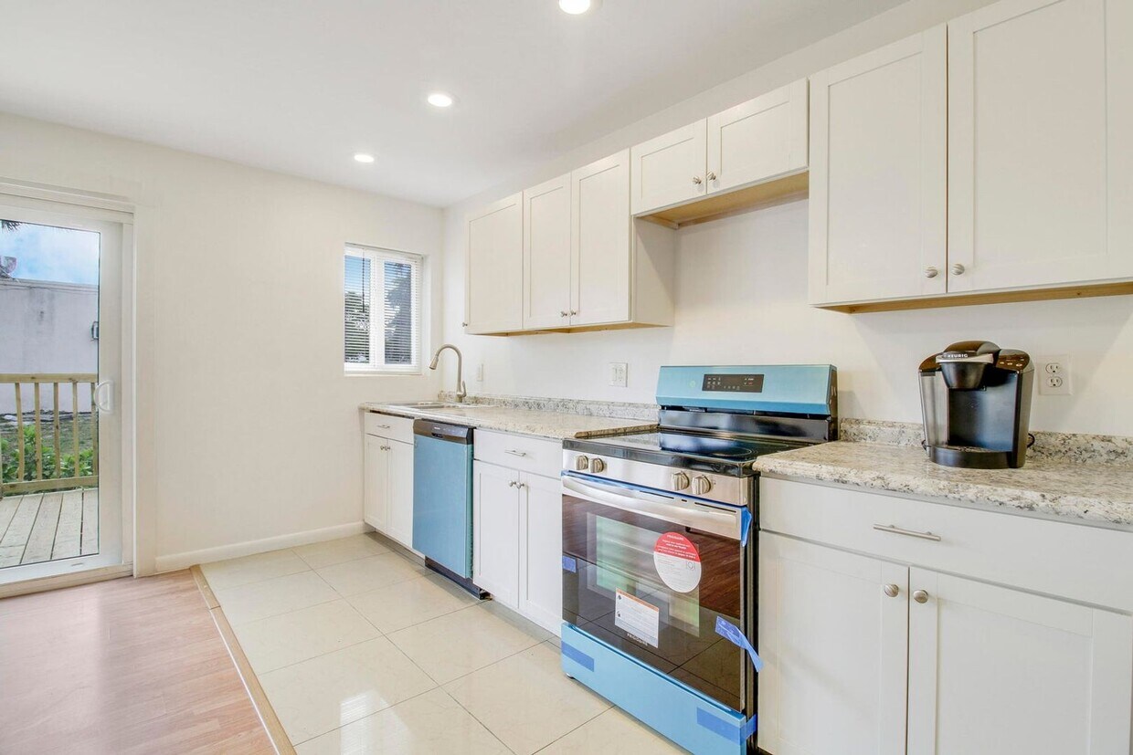 Primary Photo - 110 N C Street, Lake Worth Beach, FL 33460