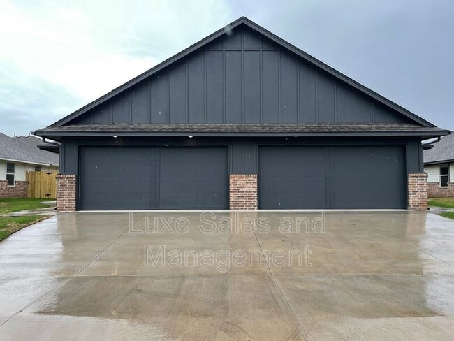 Photo - 10526 Utica Dr House