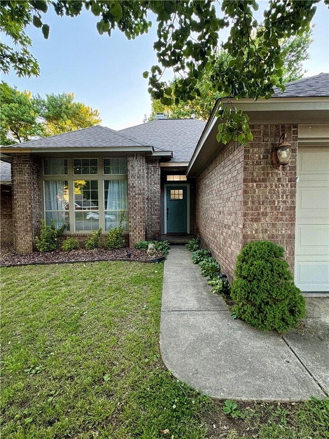 Building Photo - 220 Bluff Dr