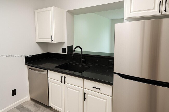 Foto del edificio - 649 E Sheridan St