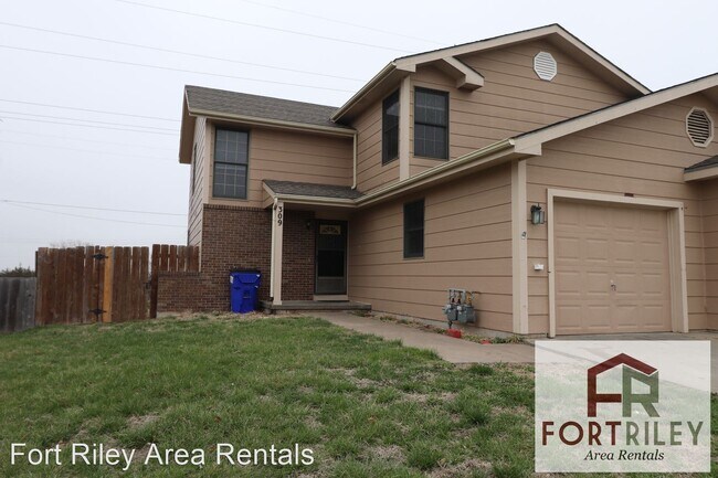 Building Photo - 3 br, 2.5 bath House - 309 Commanche Dr