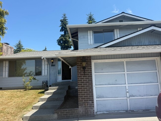 Building Photo - 3 Bed 2.5 Bath Large house