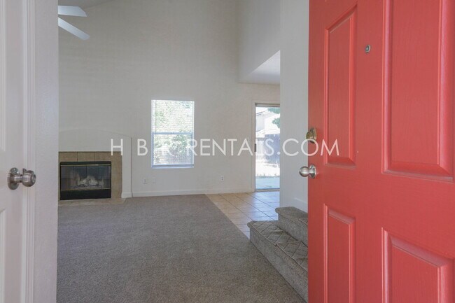 Foto del edificio - Charming 3-Bed, 2.5-Bath Home in One of Tr...