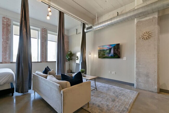 Building Photo - 500 S Ervay St