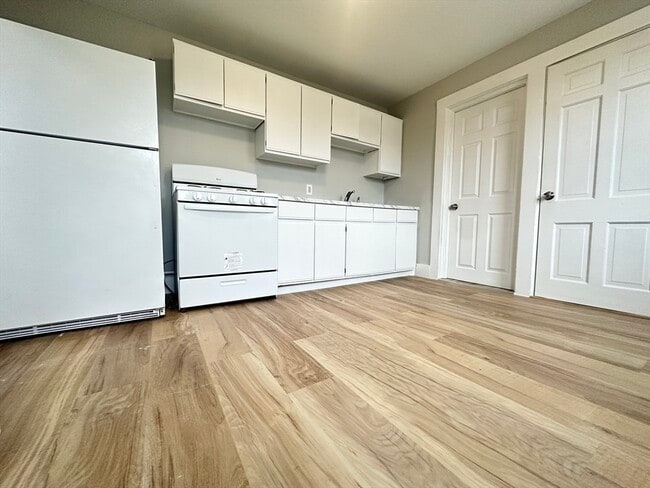 Foto del edificio - 159 E Central St