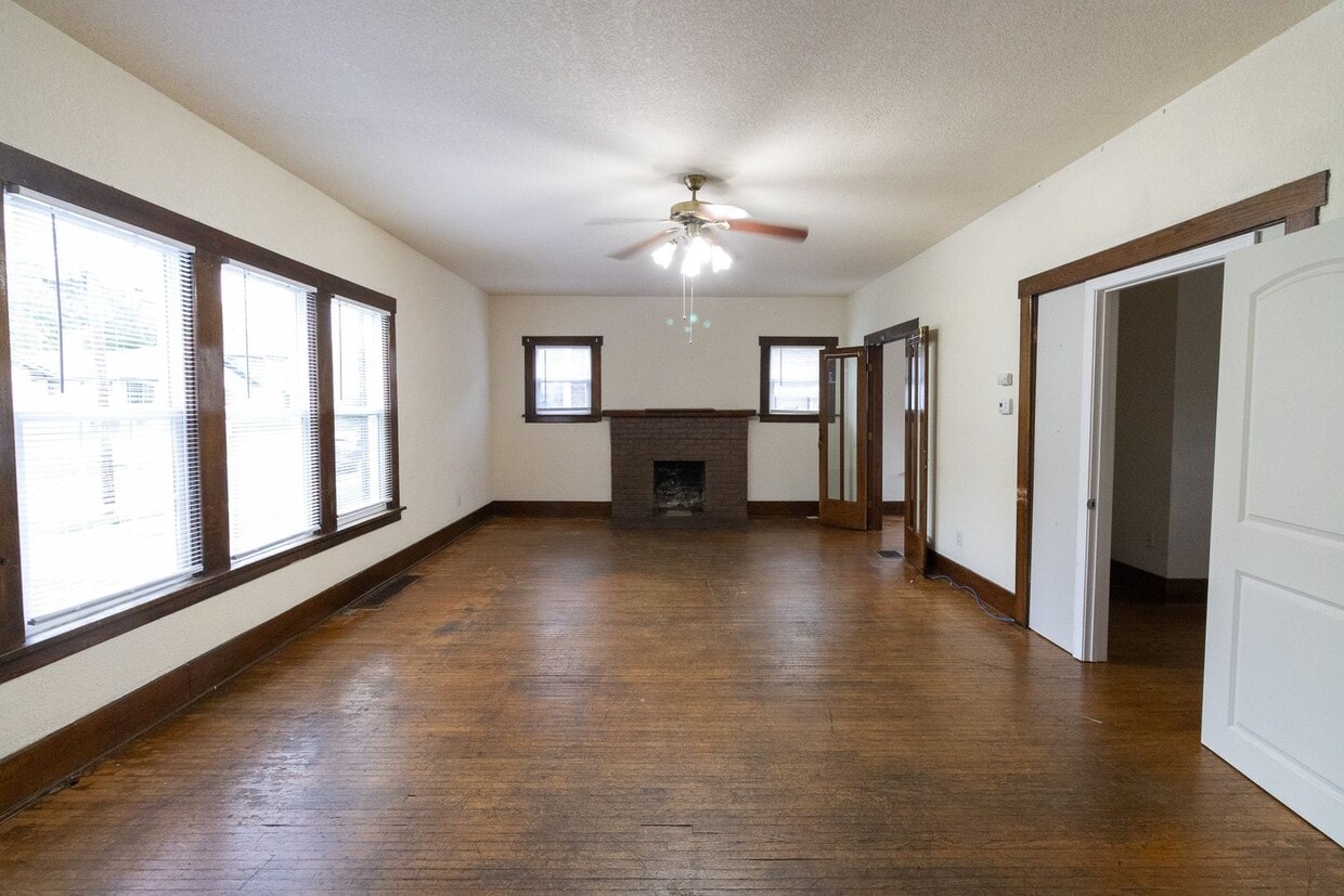 Primary Photo - 6 Bedroom Home Close to Campus!