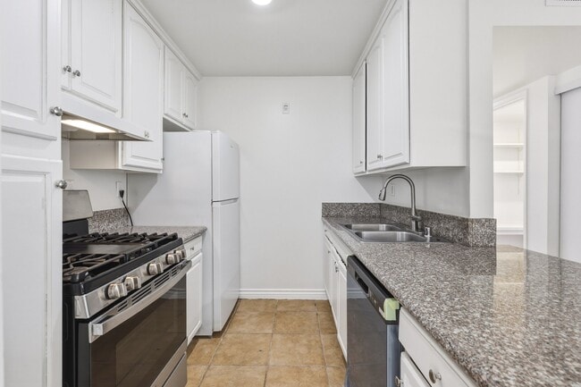 Photo - 18620 Hatteras St (Los Angeles, CA) Apartment