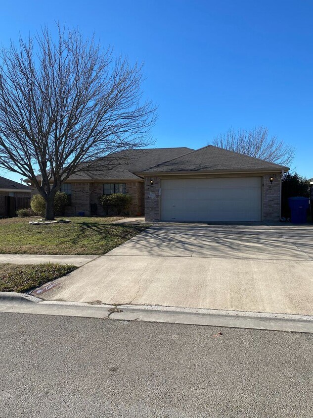 Foto principal - GORGEOUS 3 BED/ 2 BATH HOME IN HOUSE CREEK...