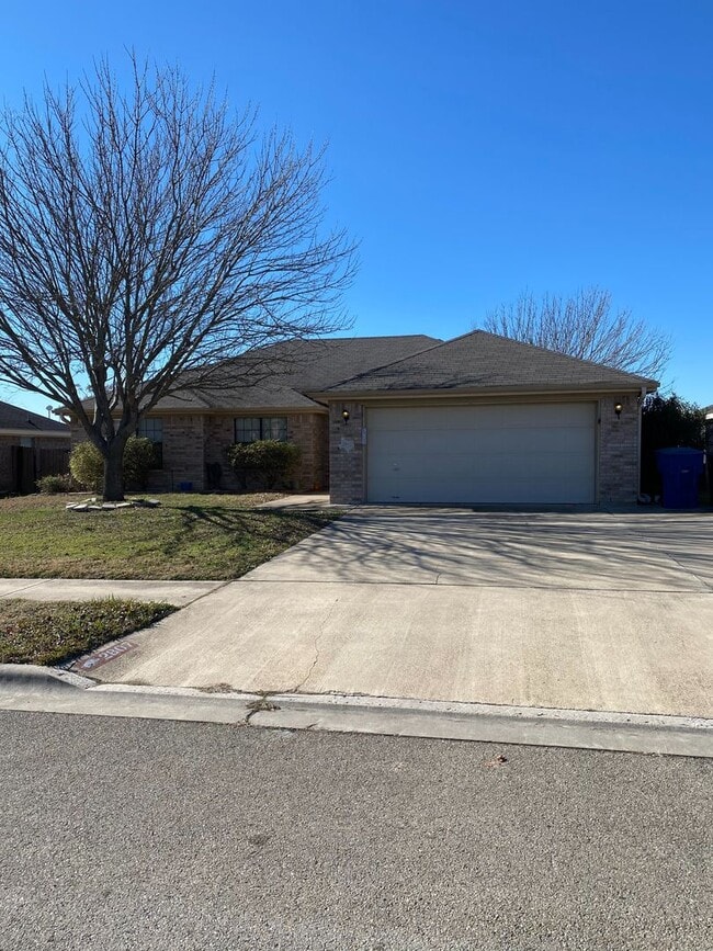 Building Photo - 2807 Lindsey Dr