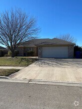 Building Photo - 2807 Lindsey Dr