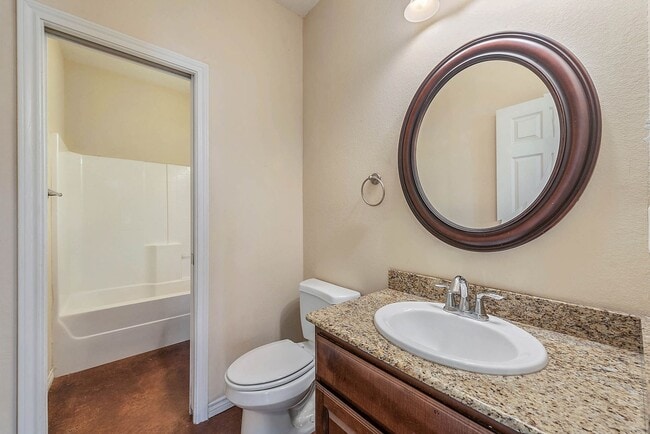 Building Photo - Available August 2026! 4 Bed, 3 Bath in Ho...