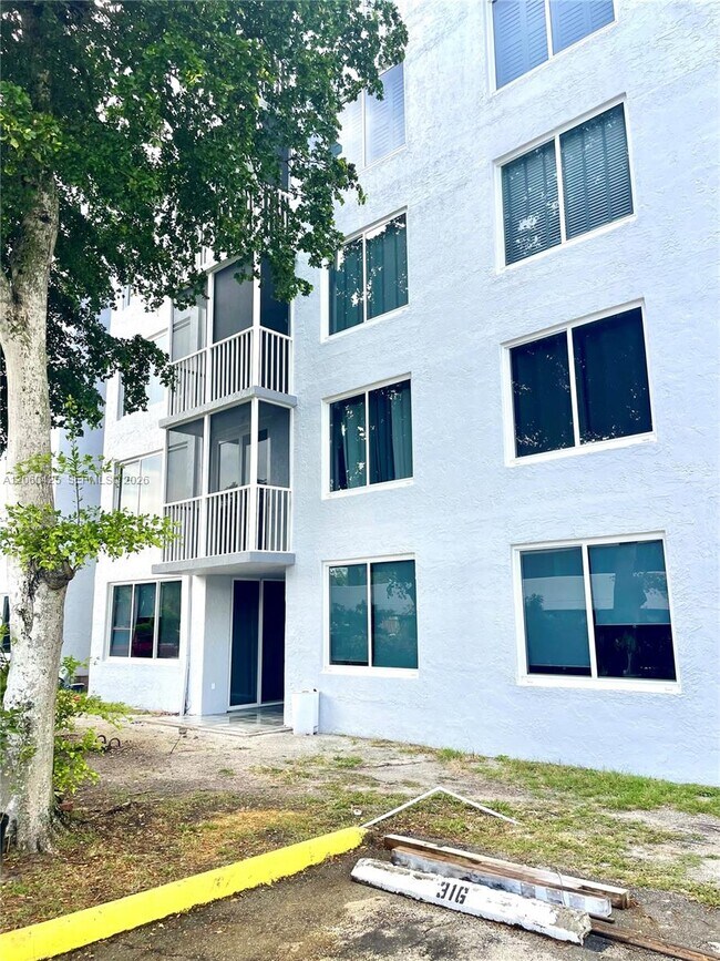 Foto del edificio - 17890 W Dixie Hwy