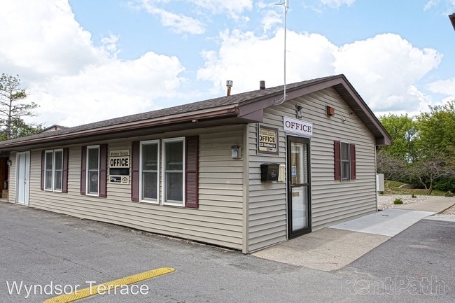 Building Photo - 4400-4400 Westbrook Dr