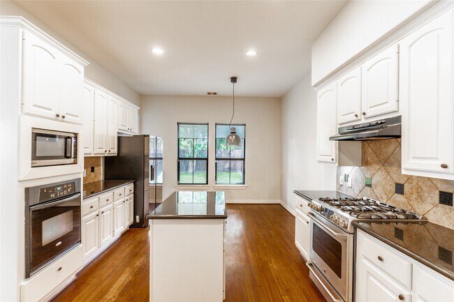 Foto del edificio - 2923 Royal Oaks Crest