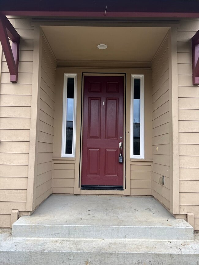 Building Photo - 2 Bedroom 1 Bath Duplex