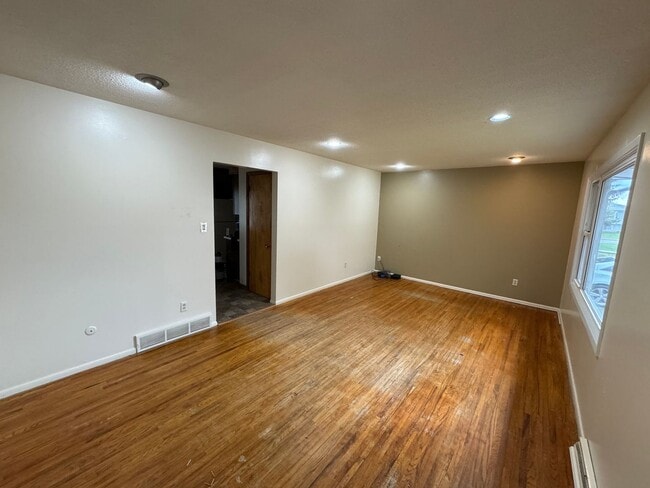 Building Photo - Beautiful Home