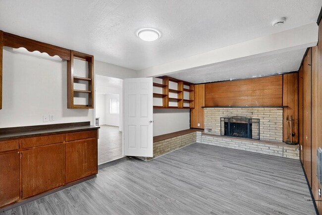 Building Photo - NE House 3/bd 1.75/ba 1/cg