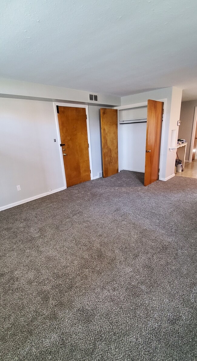 Living Room - 5392 Broadview Rd