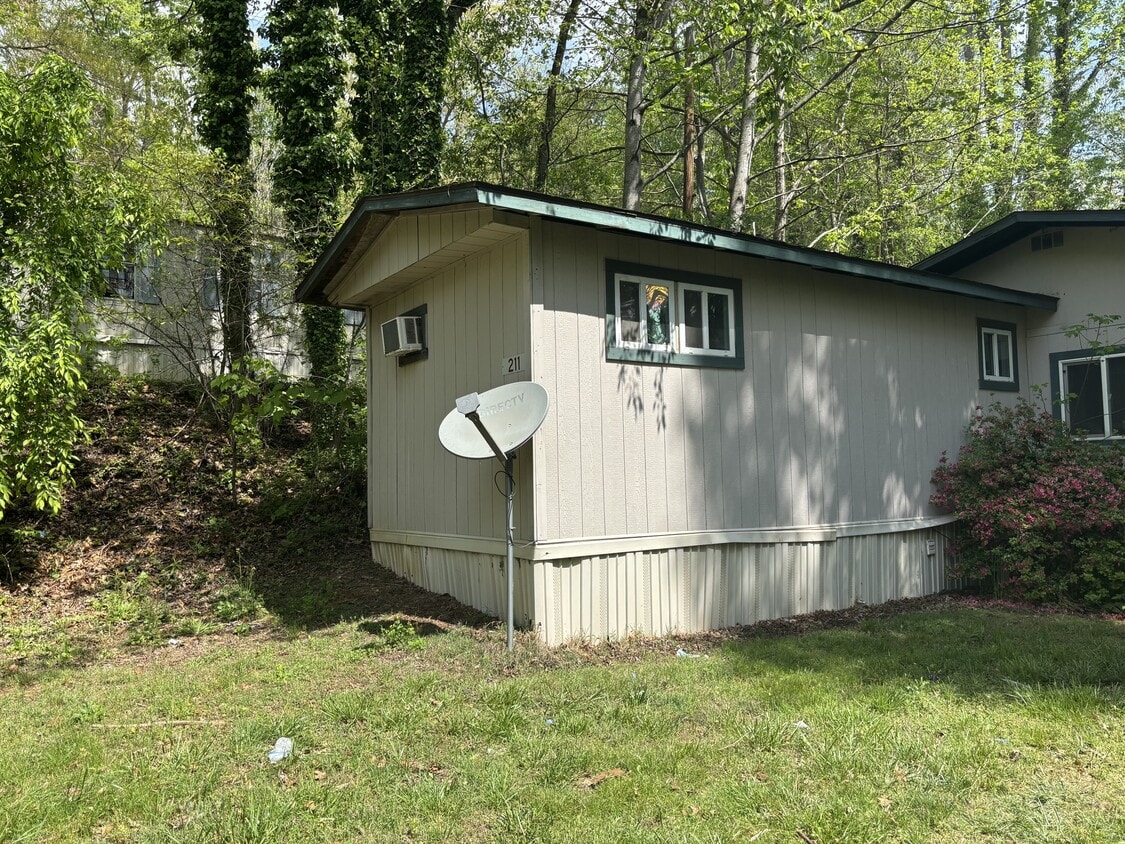 Primary Photo - 211 Cherry Tree Dr