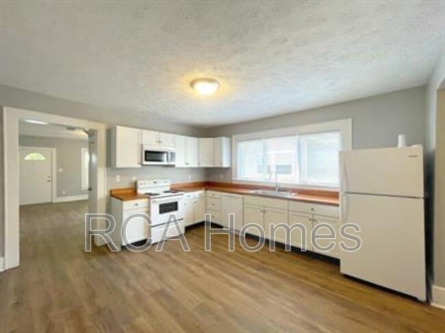 Building Photo - 1036 Nelson Ave