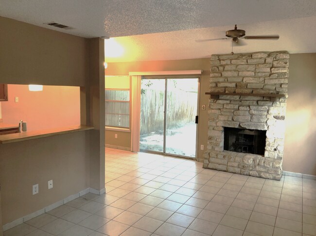 Foto del edificio - AVAILABLE NOW!