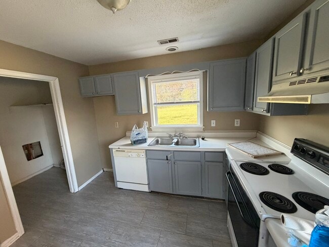 Building Photo - 3099 Avon Rd