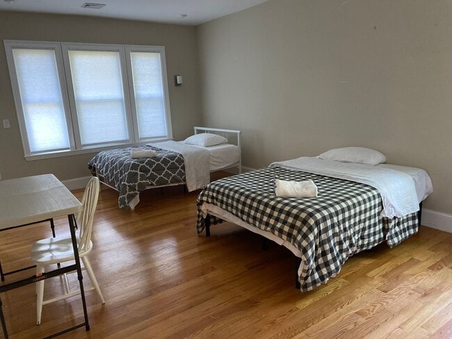 Building Photo - Brighton 7 Bed / 7 Bath – Massive Unit – Central A/C – No Fee – 8/15