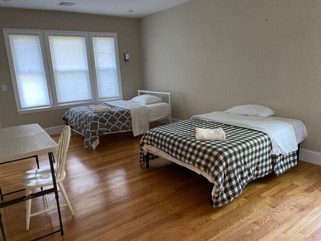 Foto del edificio - Unbeatable Price and Location; Brighton 7-bed Apt with a Private Bathroom for Each Room!