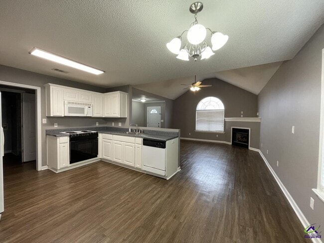 Building Photo - 308 Cosmos Ave