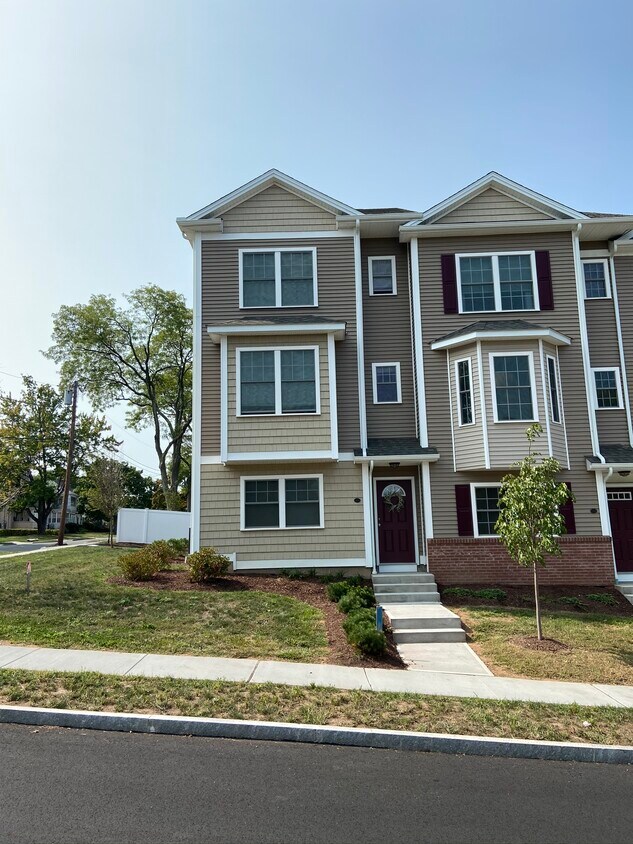 35 Ringgold St Unit End, West Hartford, CT 06119 Apartments in West