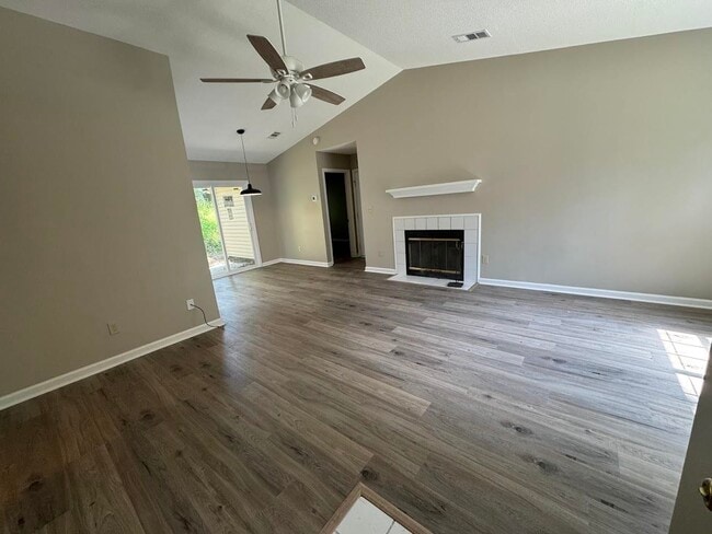 Building Photo - 1052 Longstreet Dr