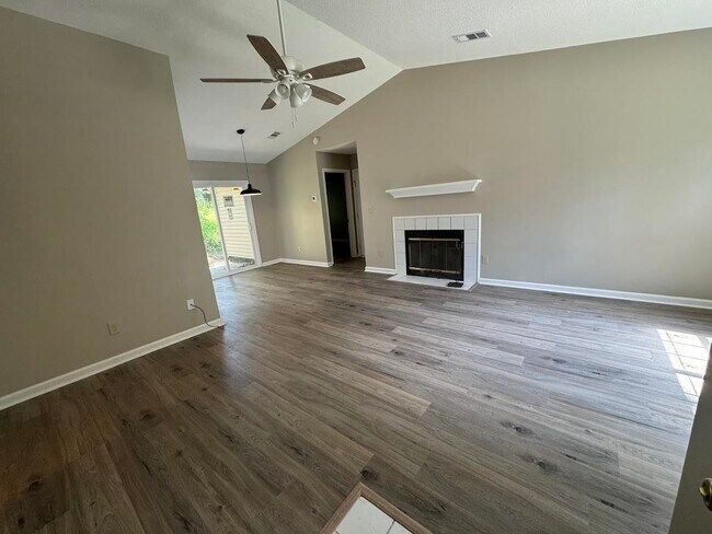 Foto del edificio - 1052 Longstreet Dr