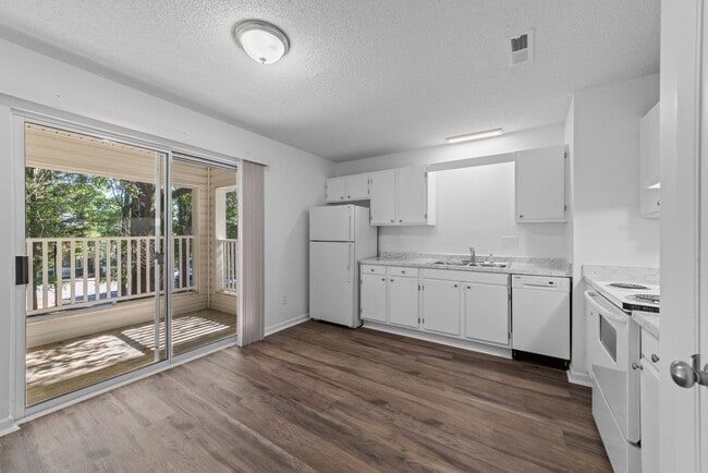 Foto del edificio - Two bedroom one bath apartment