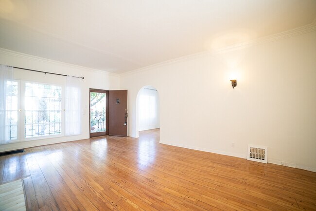Foto del edificio - 1053 S Genesee Ave