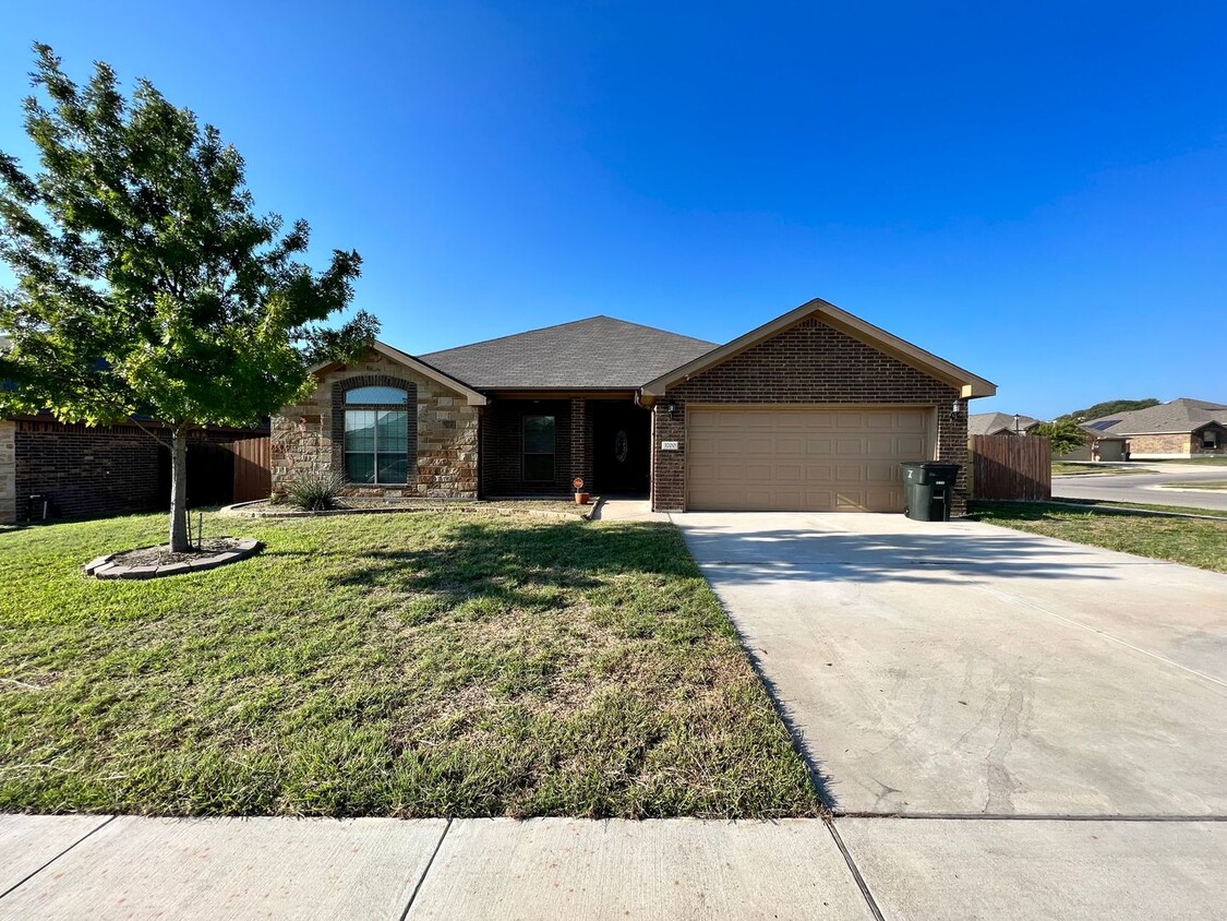 Primary Photo - Beautiful Single Family Home on Corner Lot...